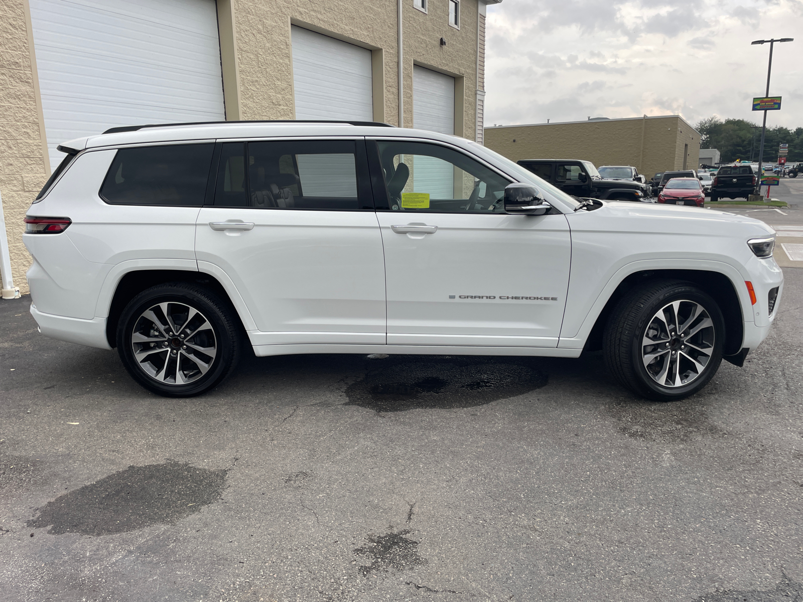 2023 Jeep Grand Cherokee L Overland 16