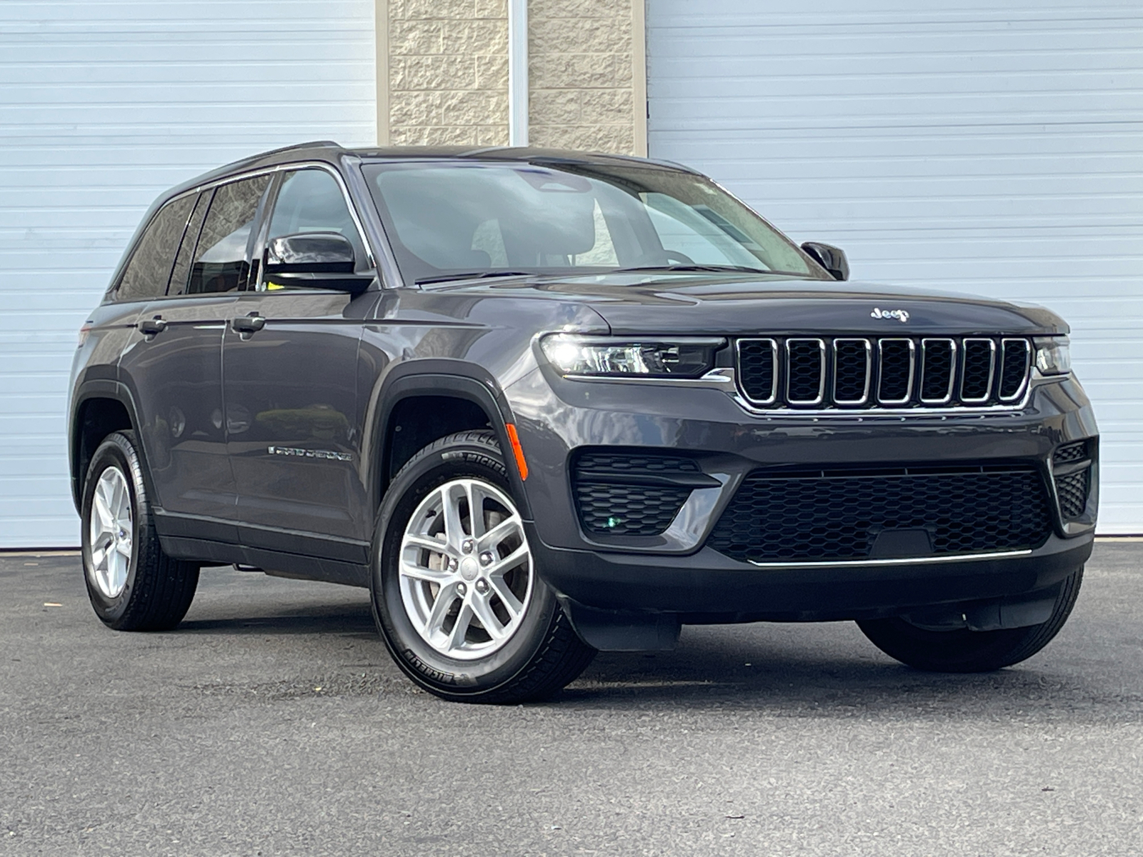 2023 Jeep Grand Cherokee Laredo 1