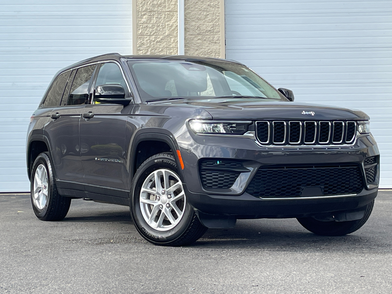 2023 Jeep Grand Cherokee Laredo 2