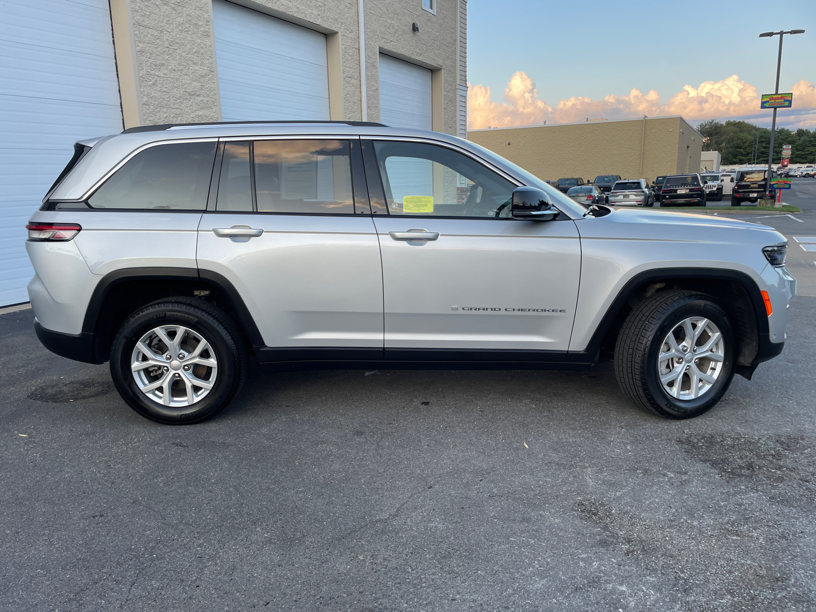 2023 Jeep Grand Cherokee Limited 16