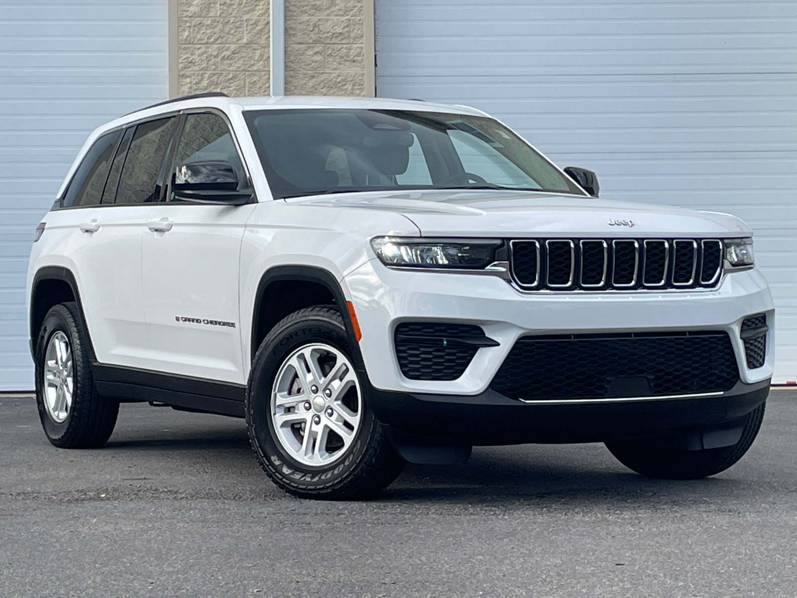 2023 Jeep Grand Cherokee Laredo 2