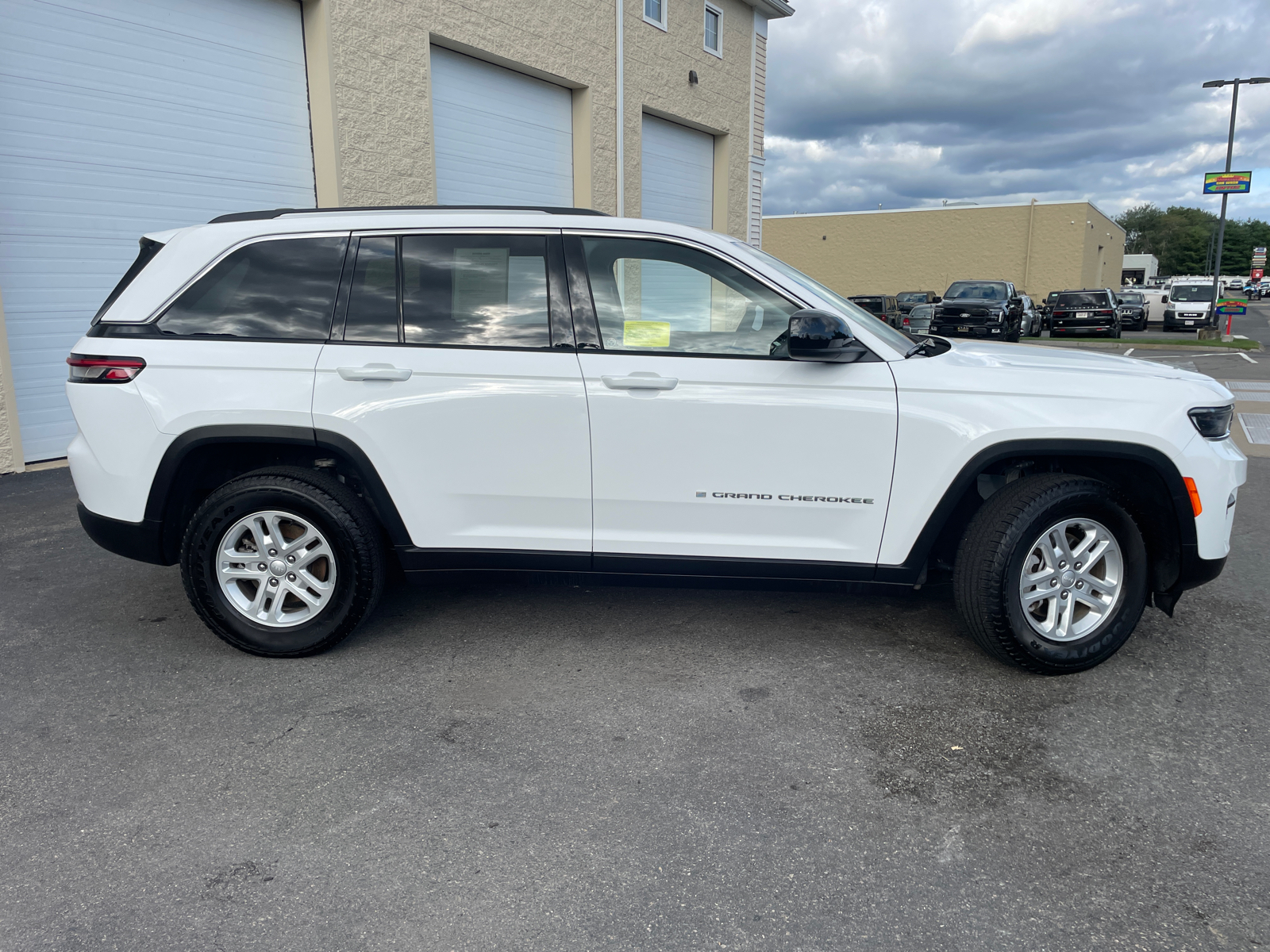 2023 Jeep Grand Cherokee Laredo 15