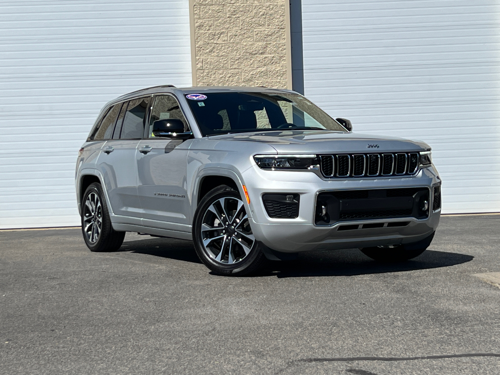 2023 Jeep Grand Cherokee Overland 1