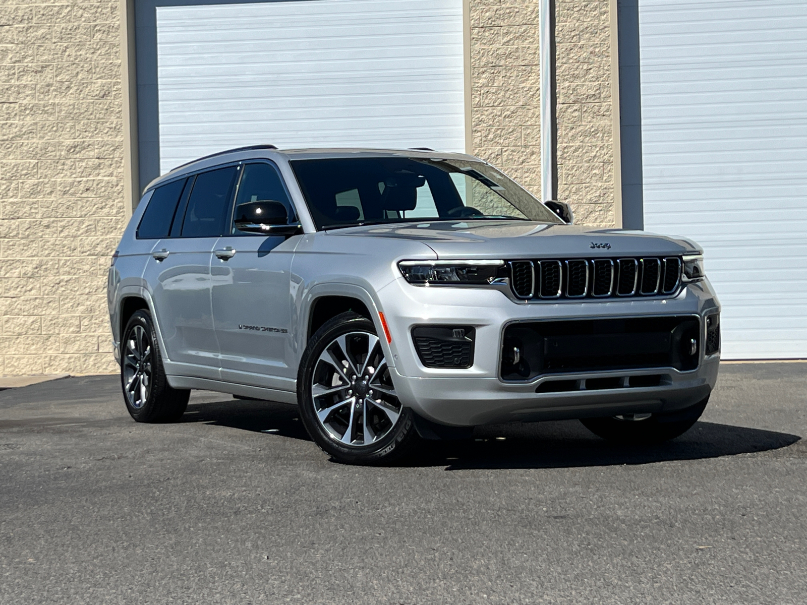 2023 Jeep Grand Cherokee L Overland 1