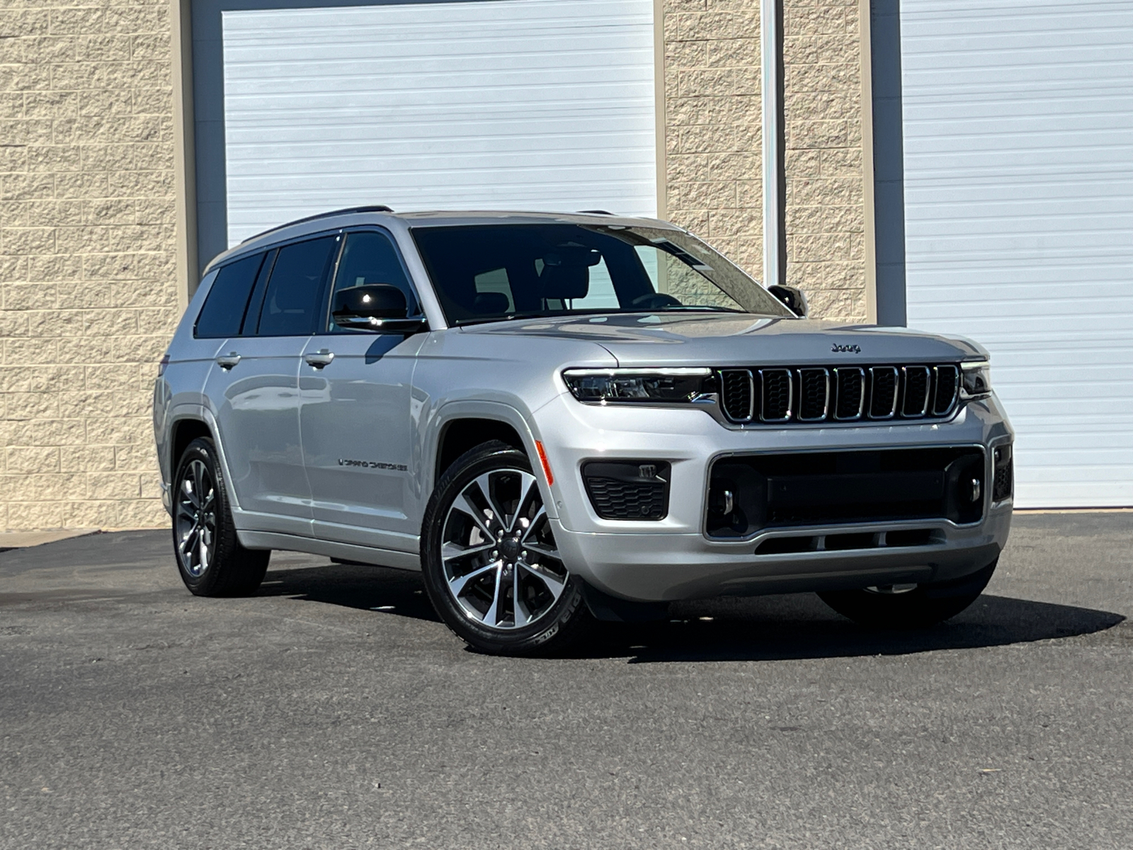 2023 Jeep Grand Cherokee L Overland 2