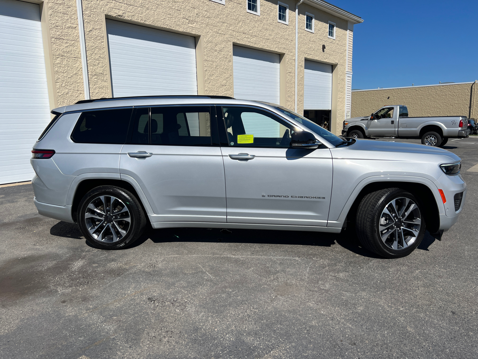 2023 Jeep Grand Cherokee L Overland 12