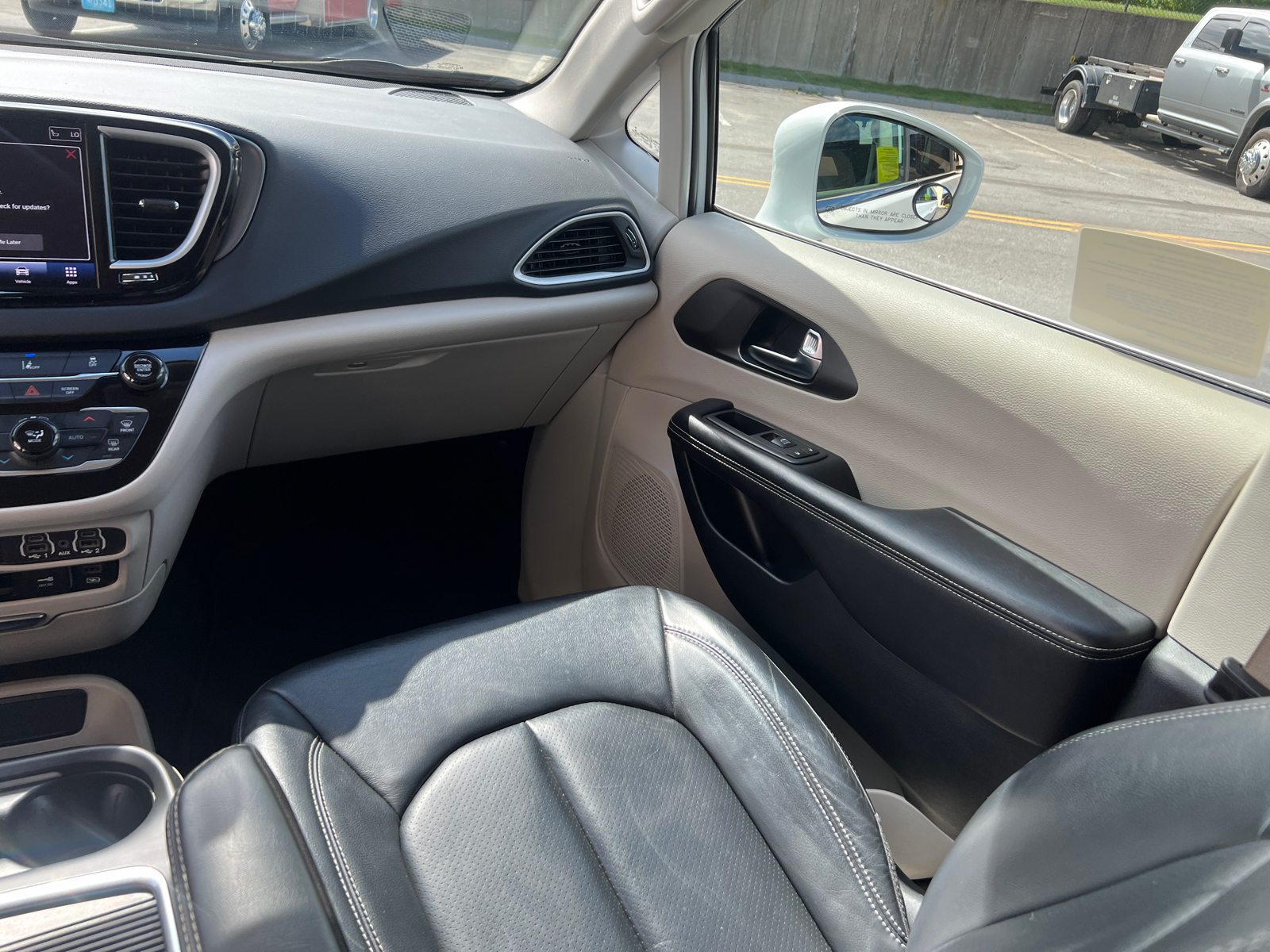 2022 Chrysler Pacifica Touring L 16