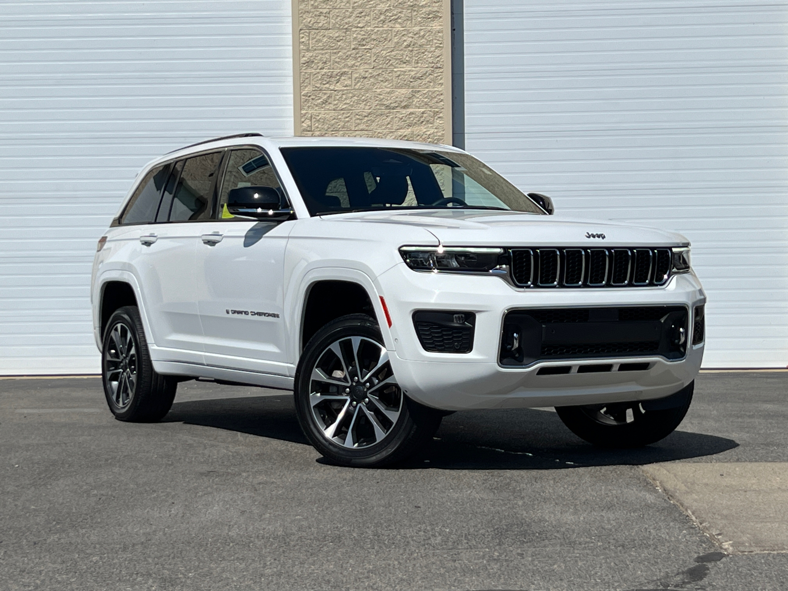 2022 Jeep Grand Cherokee Overland 1