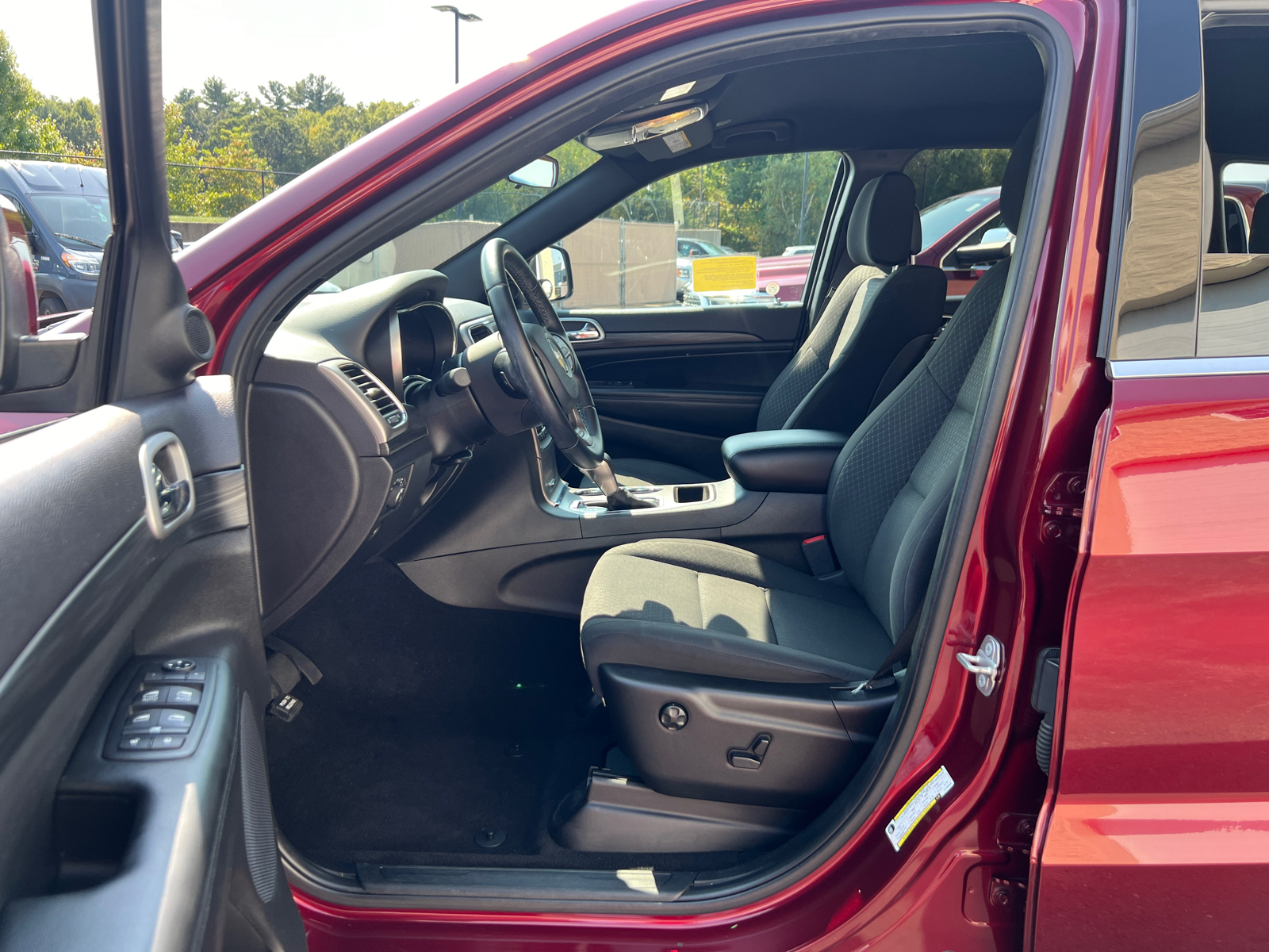 2020 Jeep Grand Cherokee Laredo E 32