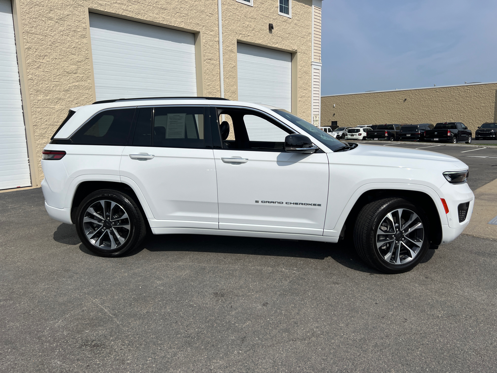 2023 Jeep Grand Cherokee Overland 4xe 11