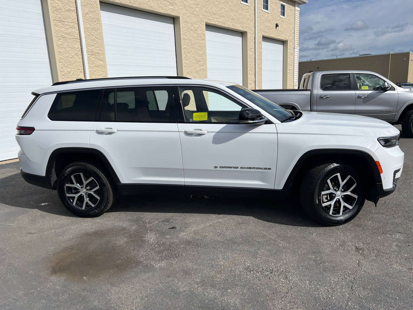 2023 Jeep Grand Cherokee L Limited 11