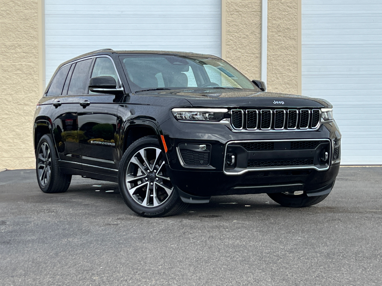 2022 Jeep Grand Cherokee Overland 1