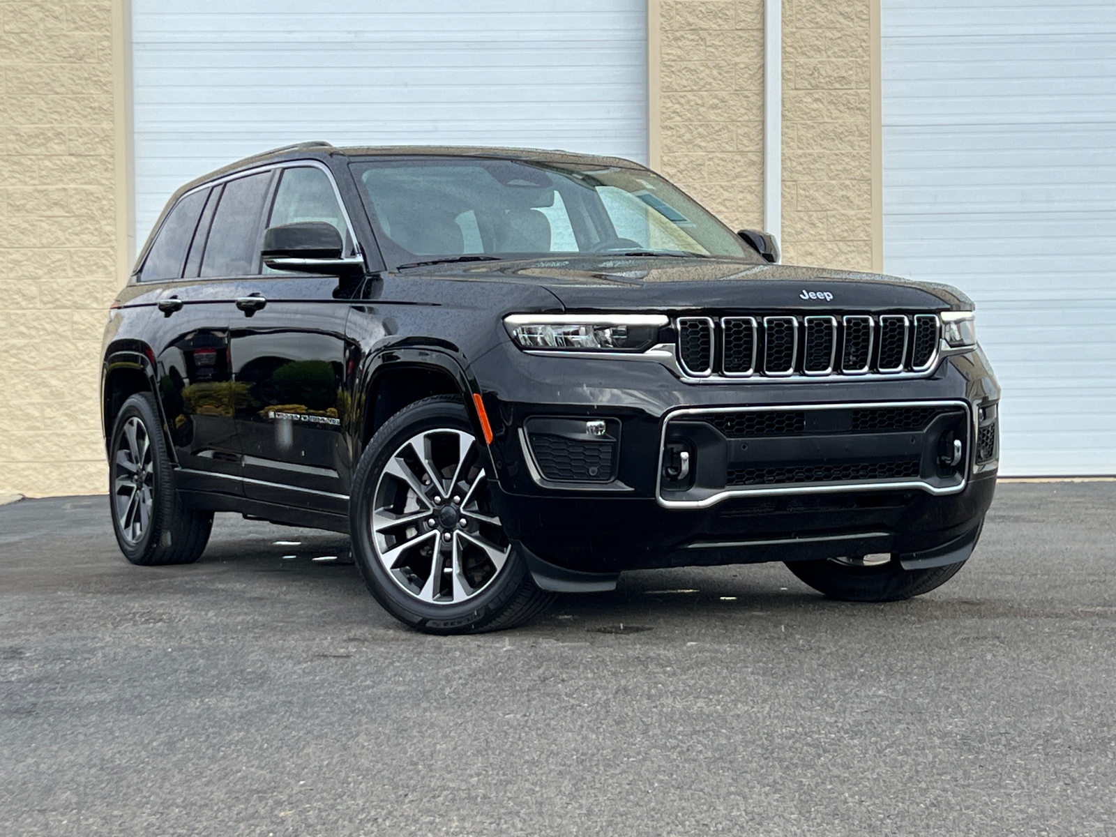 2022 Jeep Grand Cherokee Overland 2