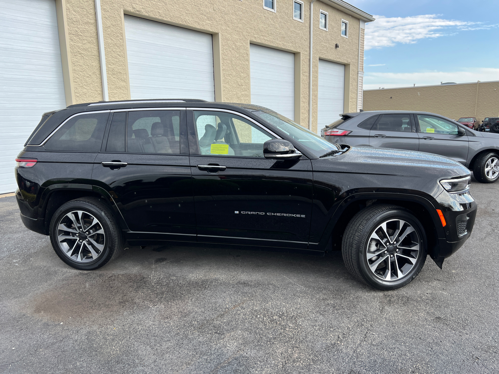 2022 Jeep Grand Cherokee Overland 11