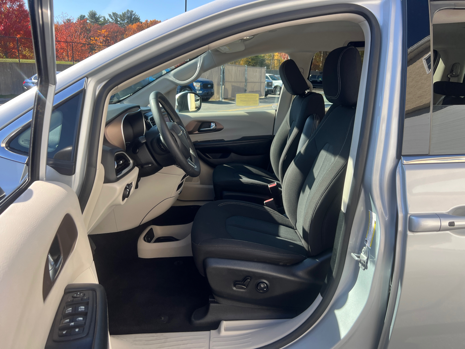 2022 Chrysler Voyager LX 29