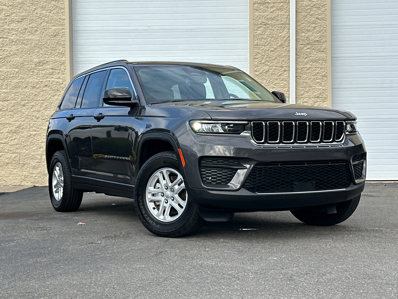 2023 Jeep Grand Cherokee Laredo 1