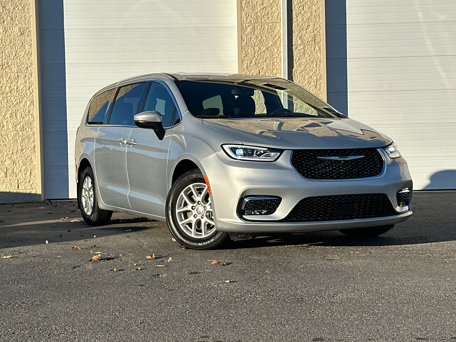 2023 Chrysler Pacifica Touring 1