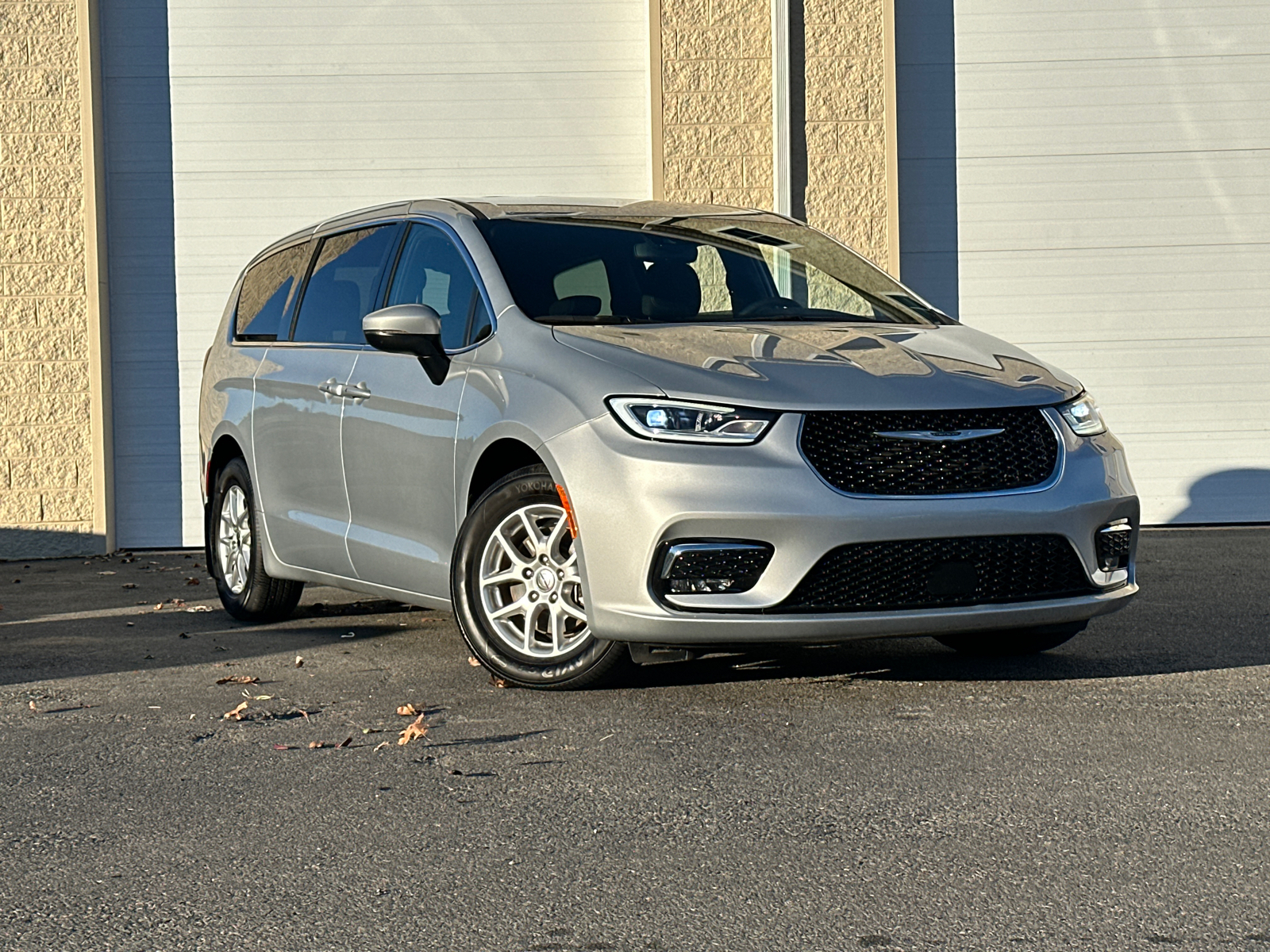 2023 Chrysler Pacifica Touring 2