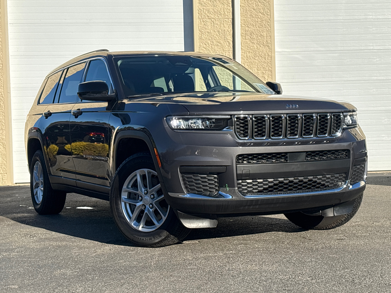 2023 Jeep Grand Cherokee L Laredo 1