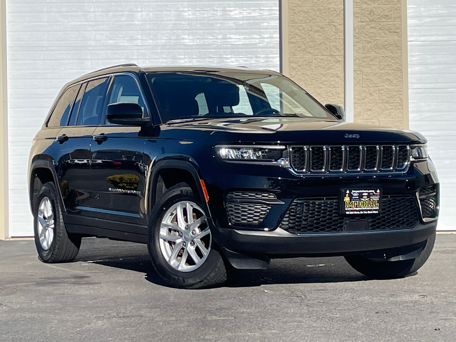 2023 Jeep Grand Cherokee Laredo 1