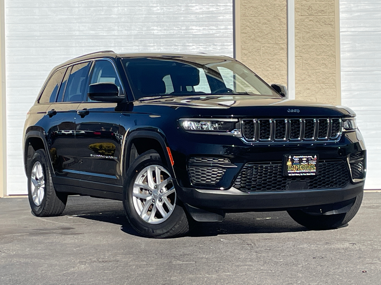 2023 Jeep Grand Cherokee Laredo 2