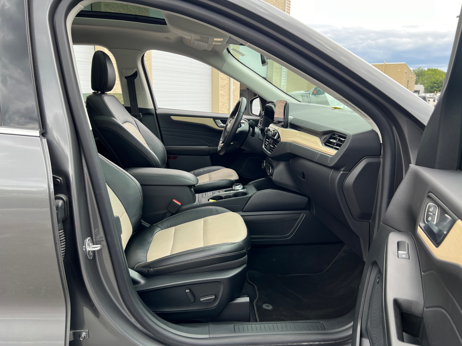 2021 Ford Escape Titanium Hybrid 36