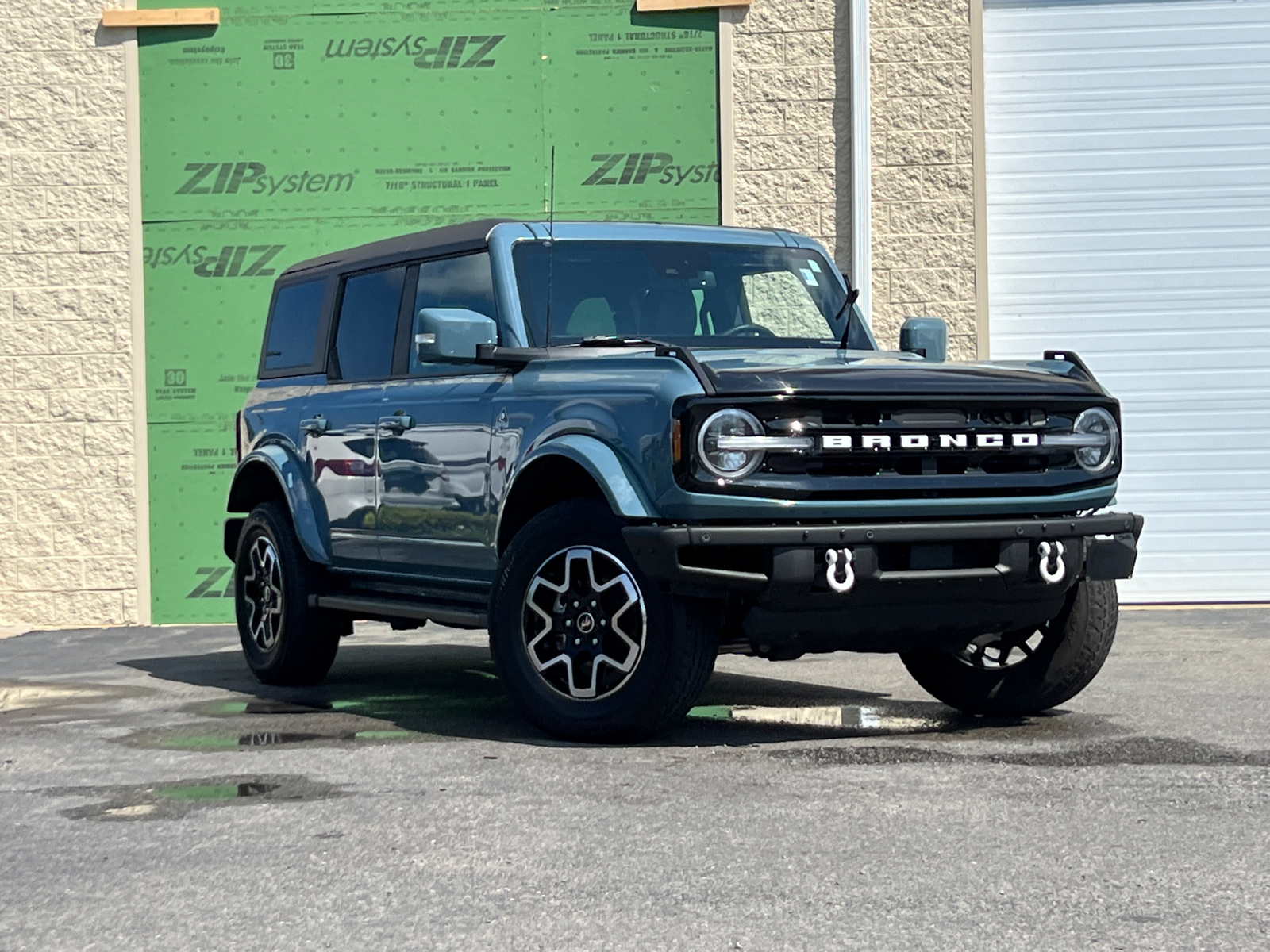 2022 Ford Bronco Outer Banks 1