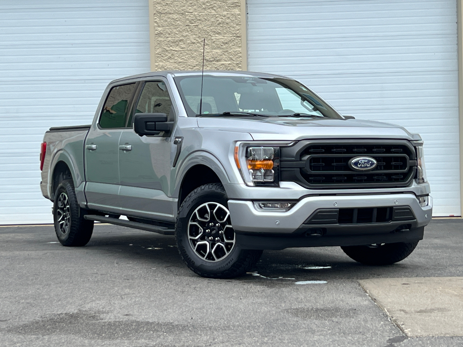 2022 Ford F-150 XLT 2