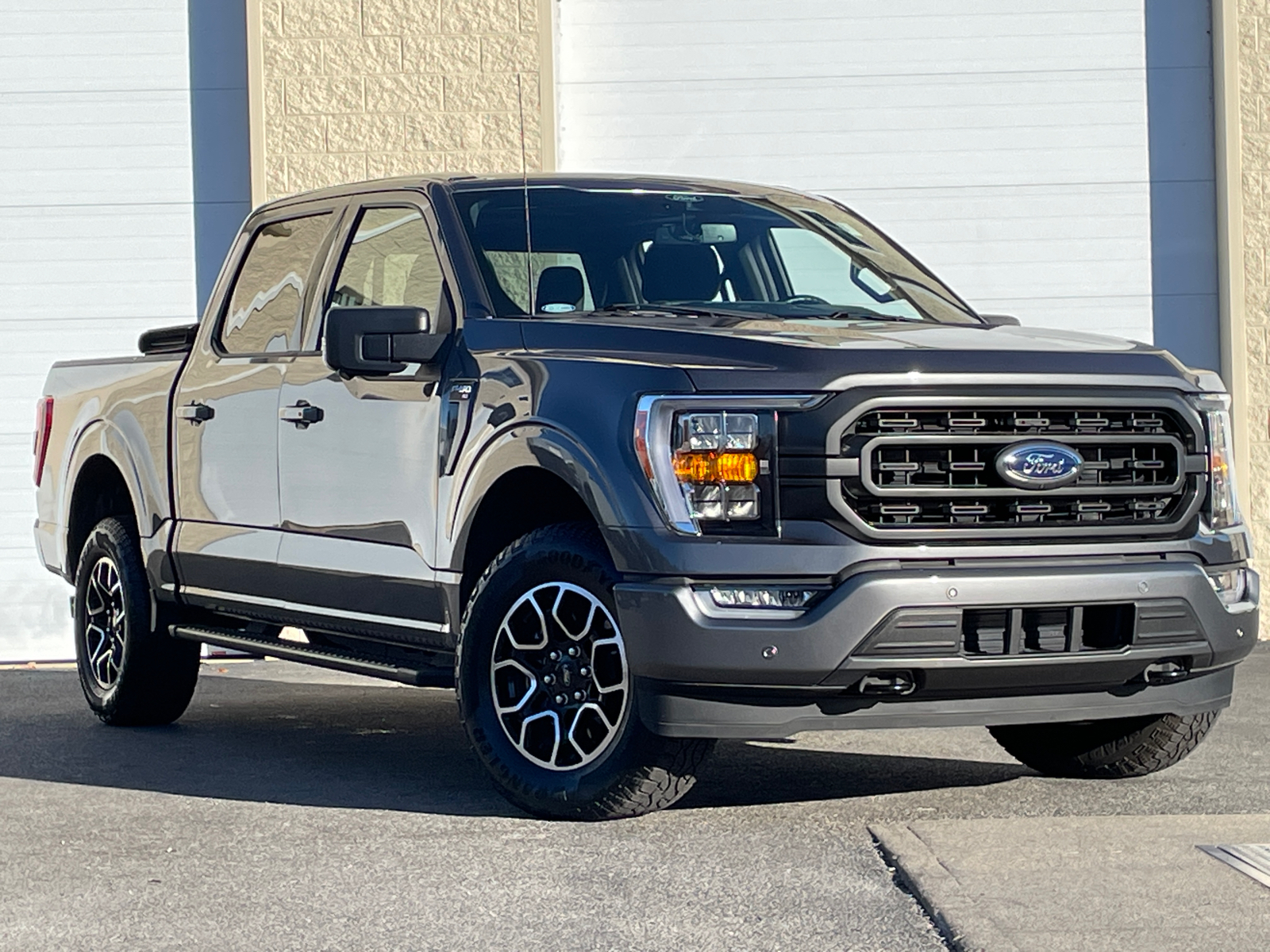 2022 Ford F-150 XLT 2