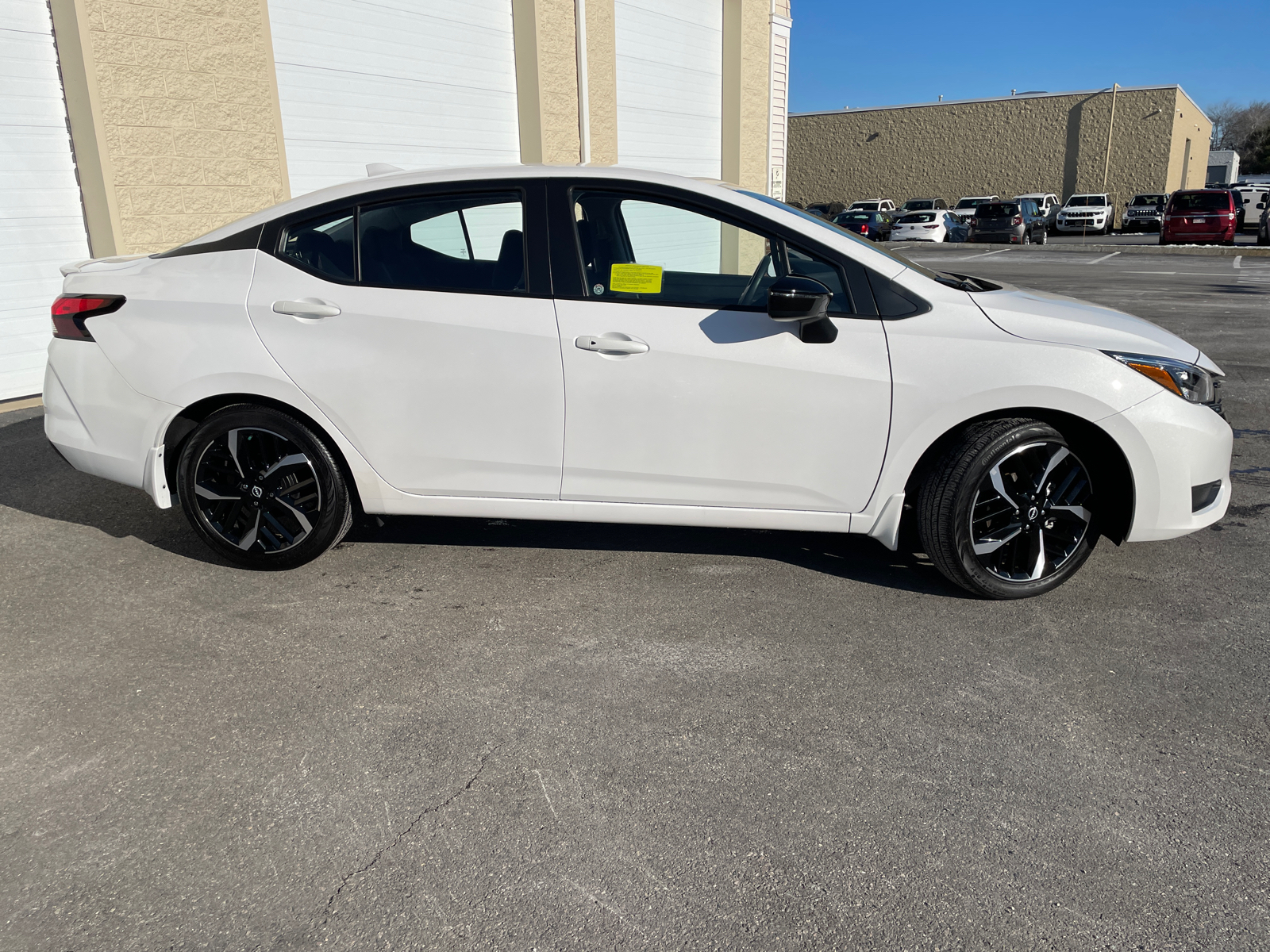 2023 Nissan Versa 1.6 SR 13