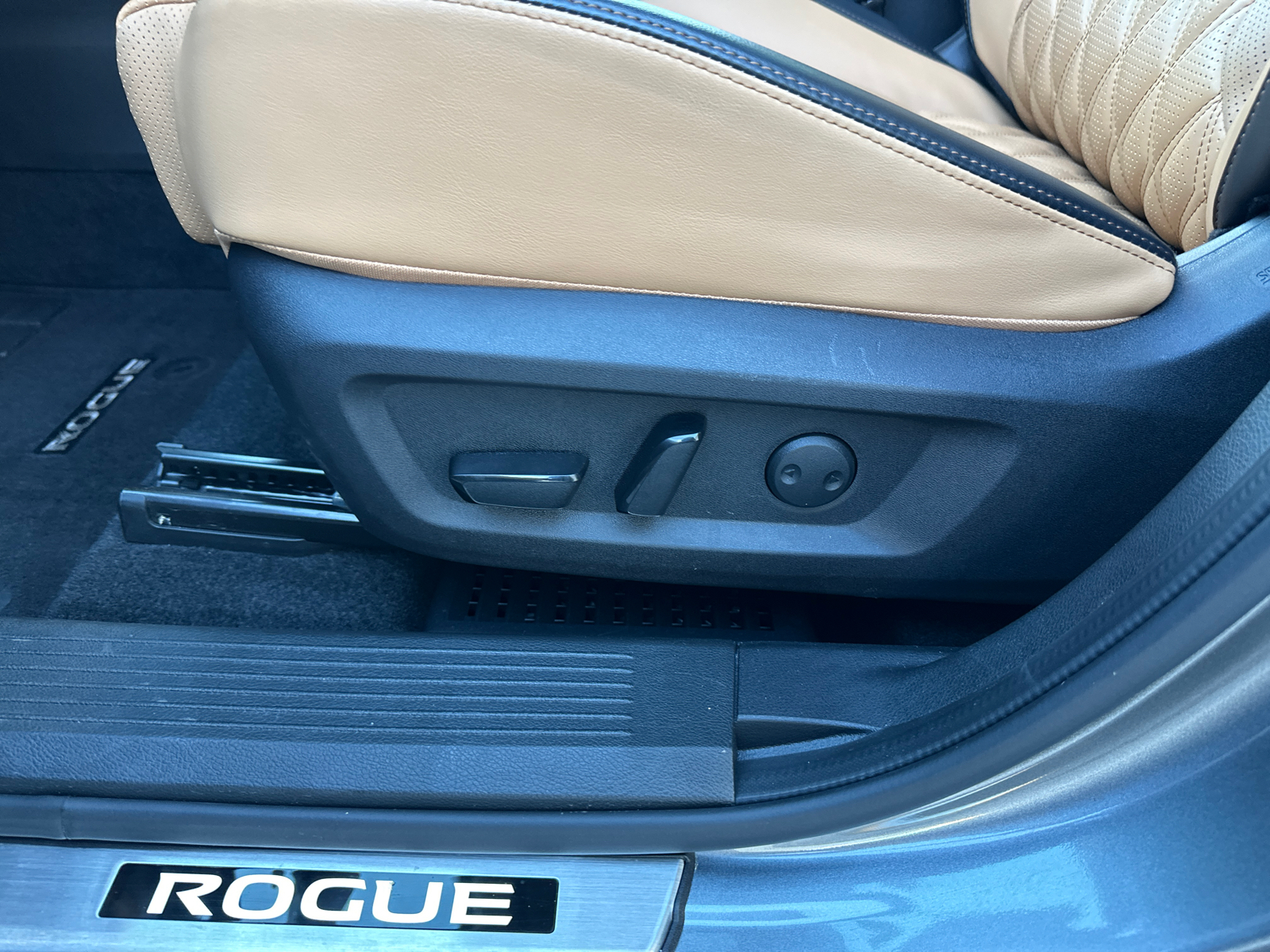 2023 Nissan Rogue Platinum 32