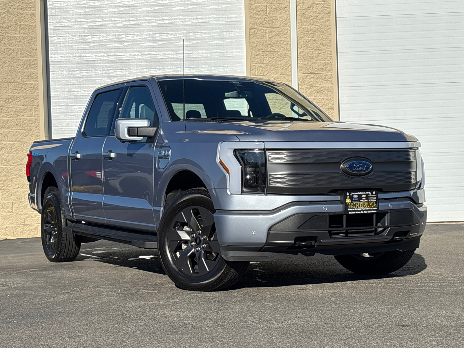 2022 Ford F-150 Lightning Lariat 2