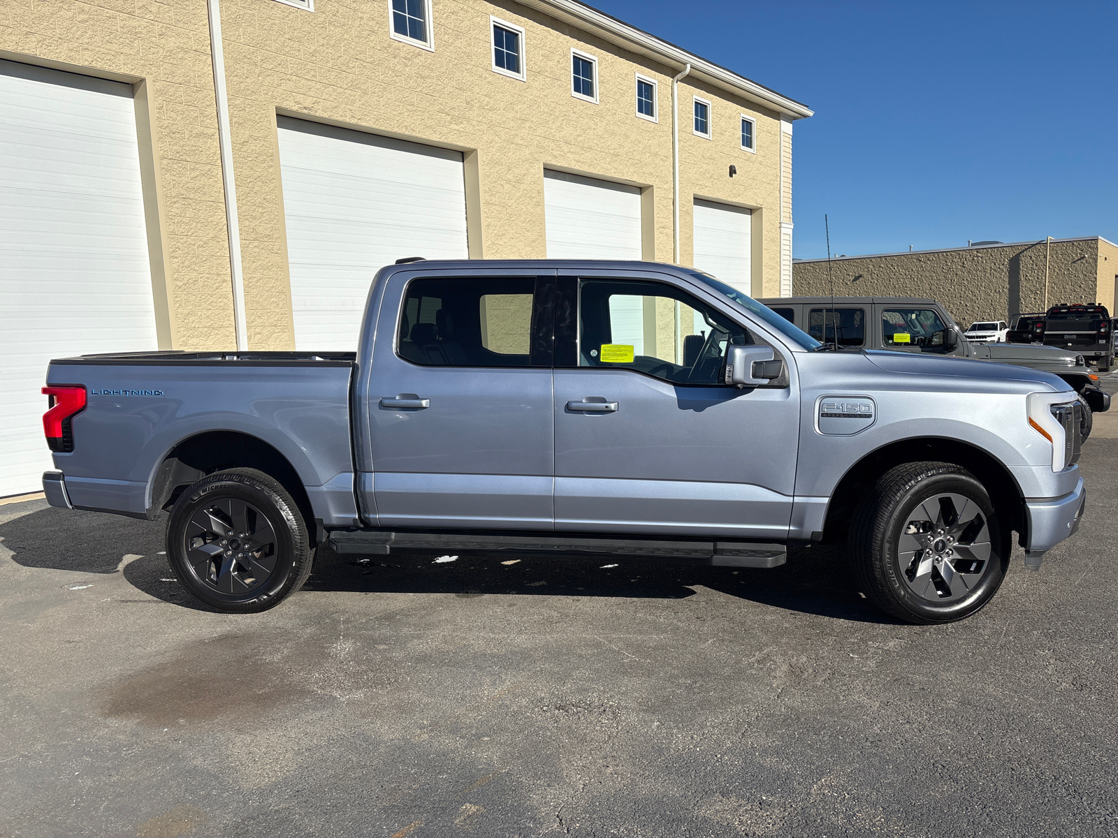 2022 Ford F-150 Lightning Lariat 11