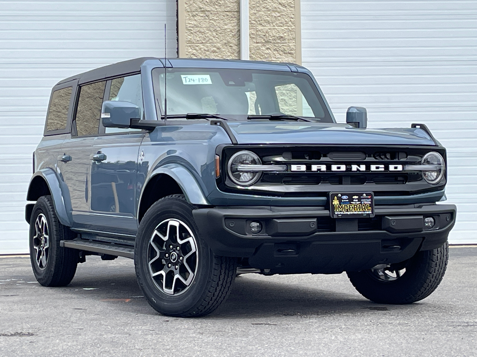 2024 Ford Bronco Outer Banks 2