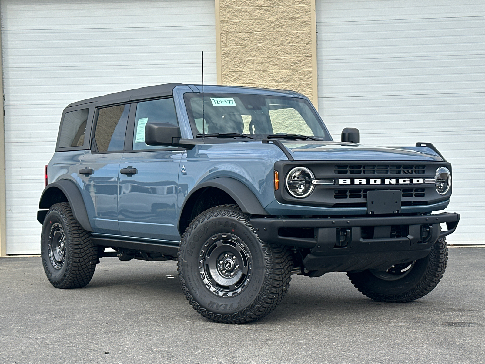 2024 Ford Bronco Black Diamond 1