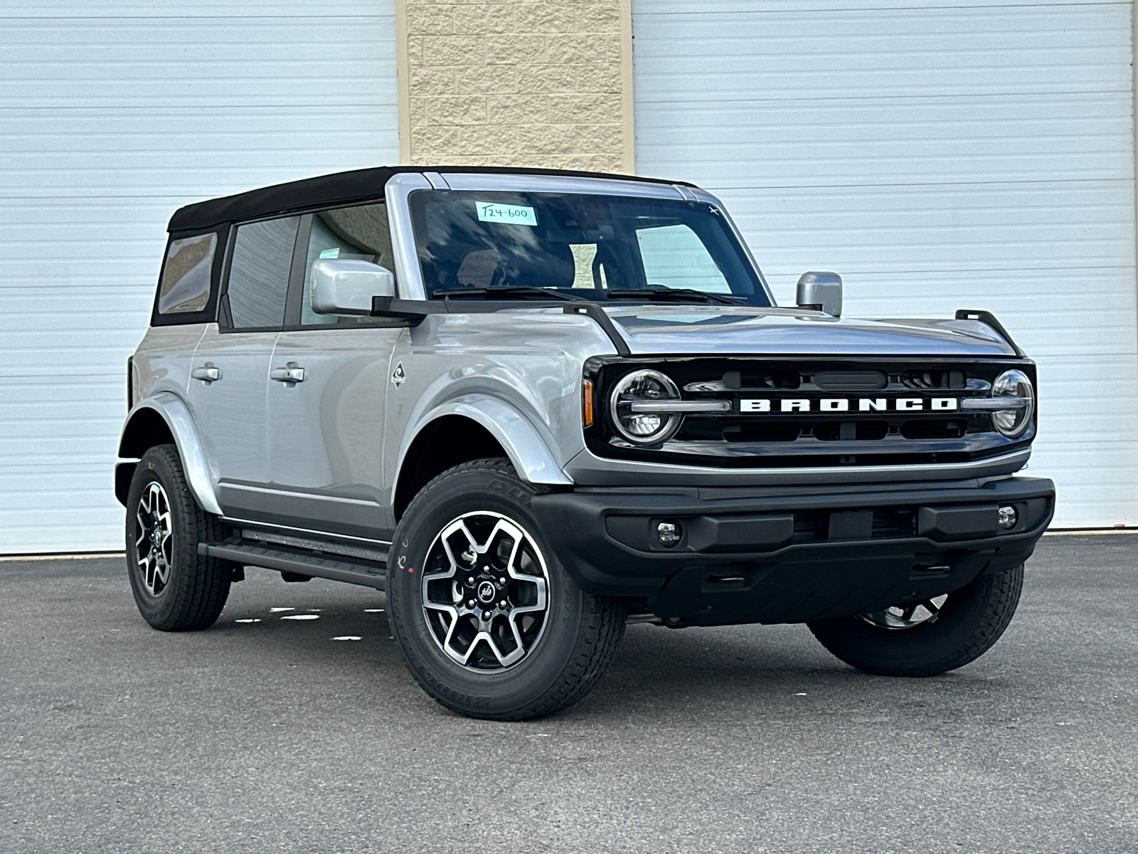 2024 Ford Bronco Outer Banks 1