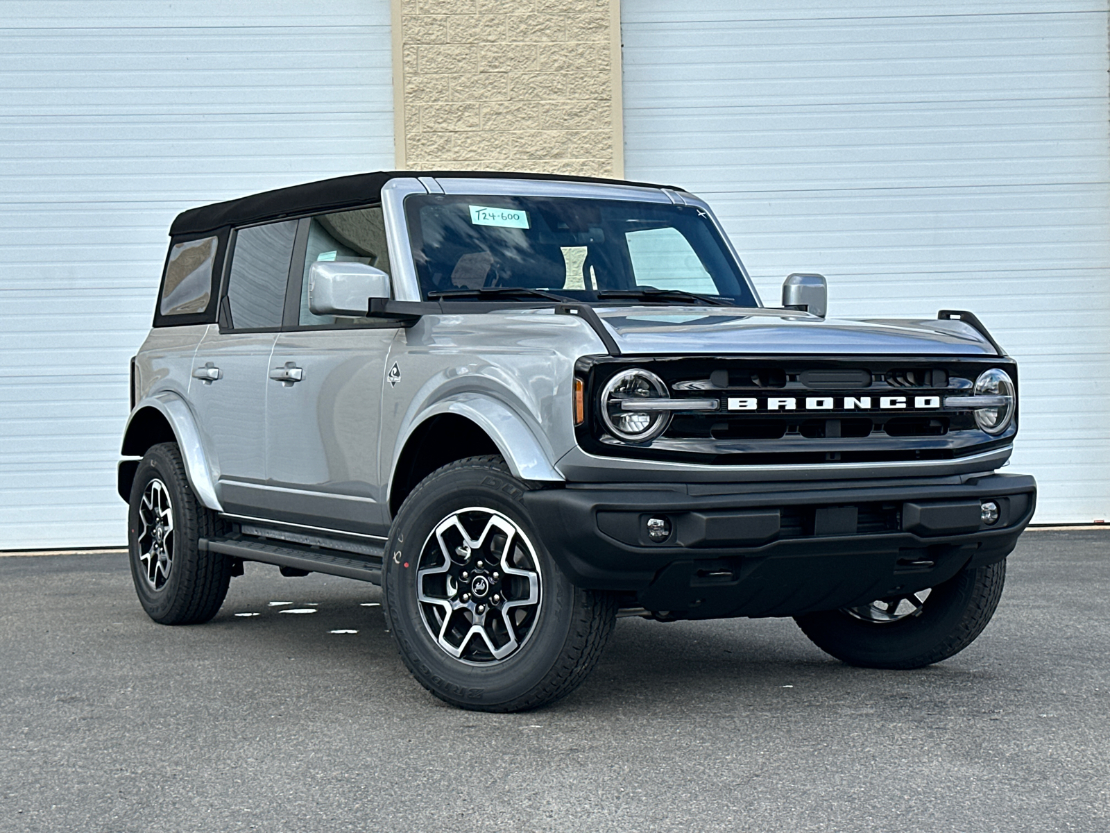 2024 Ford Bronco Outer Banks 2