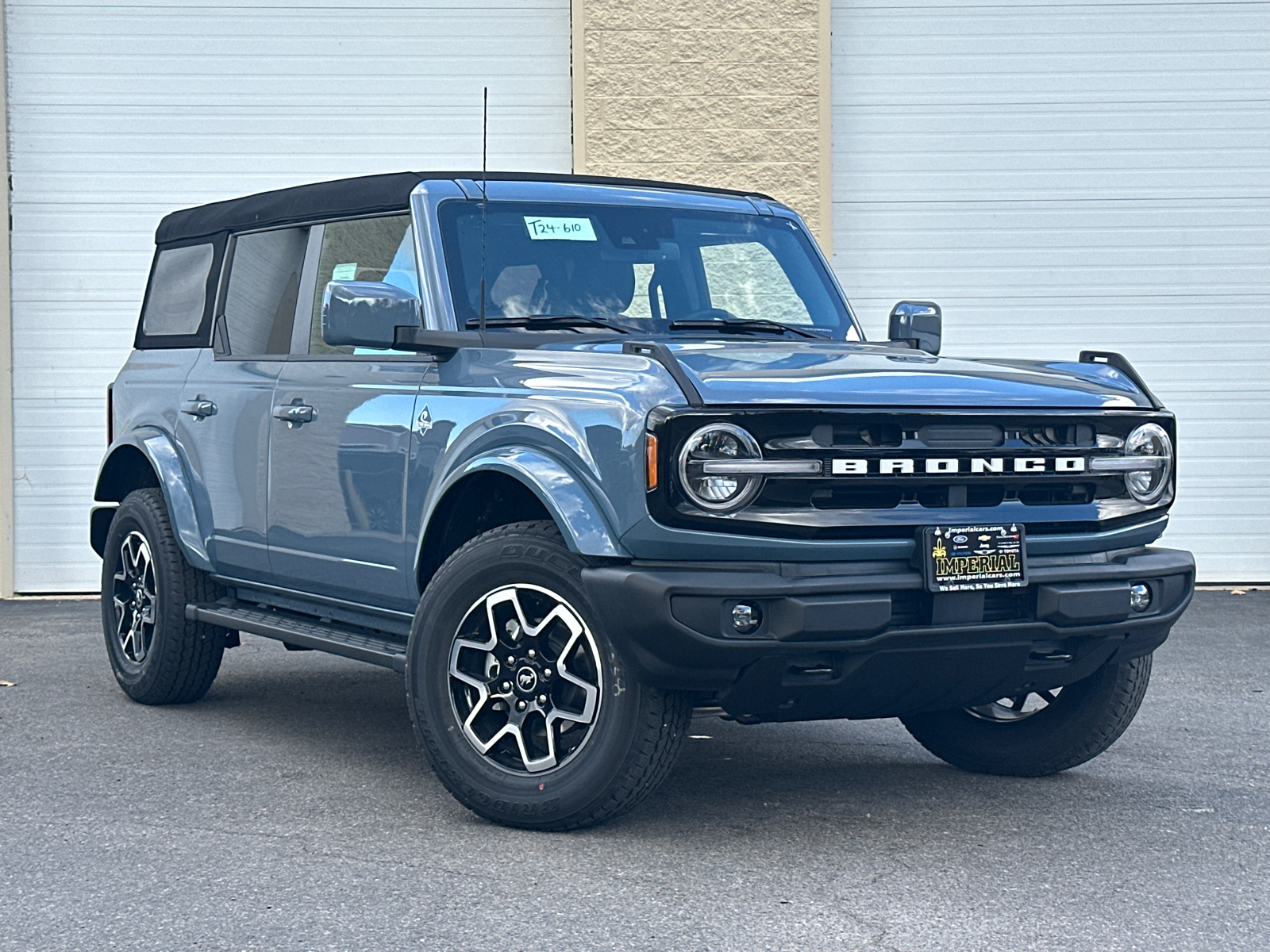 2024 Ford Bronco Outer Banks 2