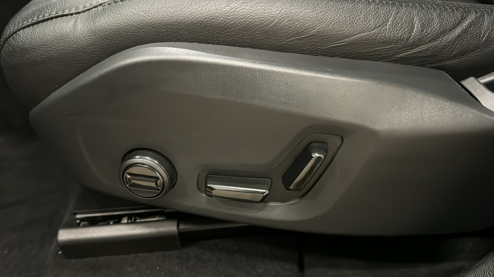 2024 Volvo XC60 Recharge Plug-In Hybrid Core Dark Theme 23