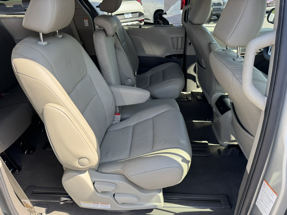 2020 Toyota Sienna XLE Premium 16