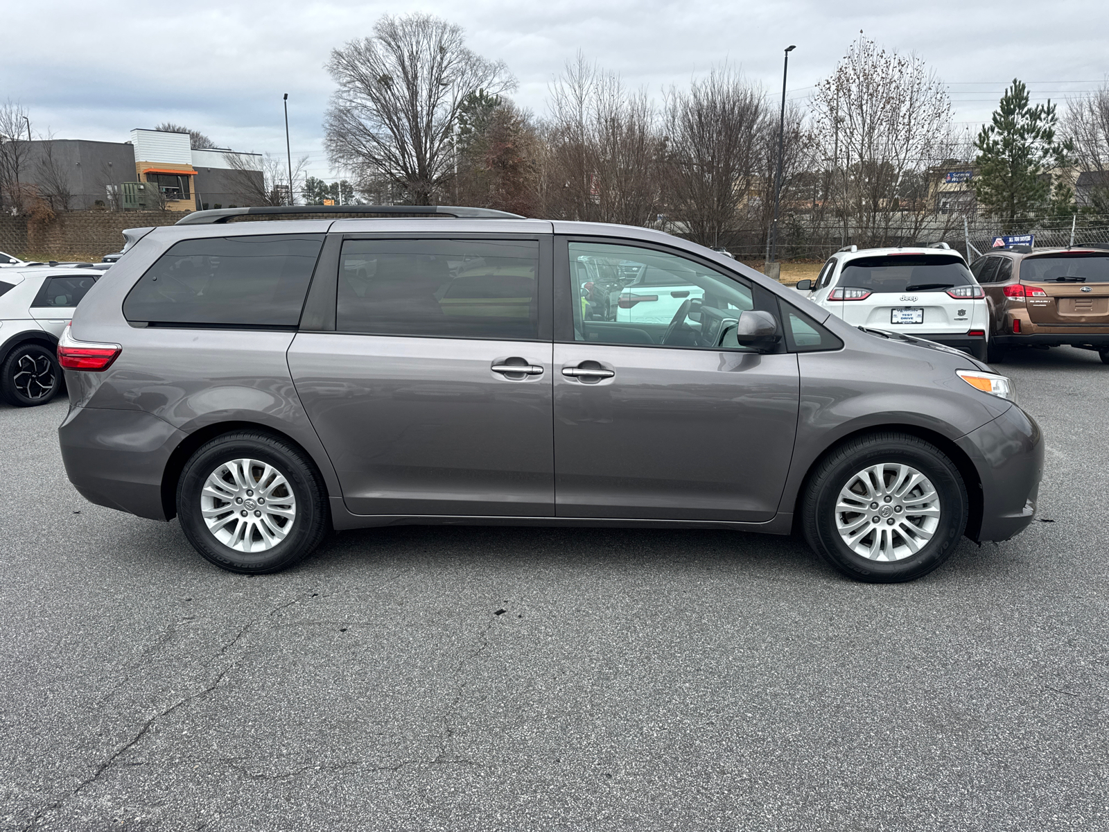 2016 Toyota Sienna XLE 9