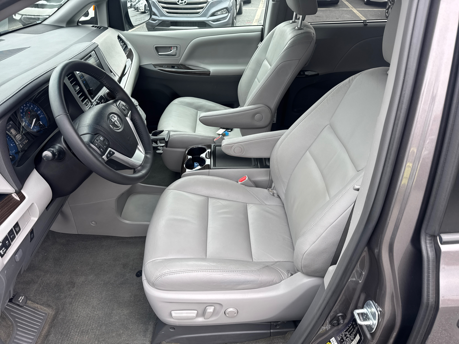 2016 Toyota Sienna XLE 10