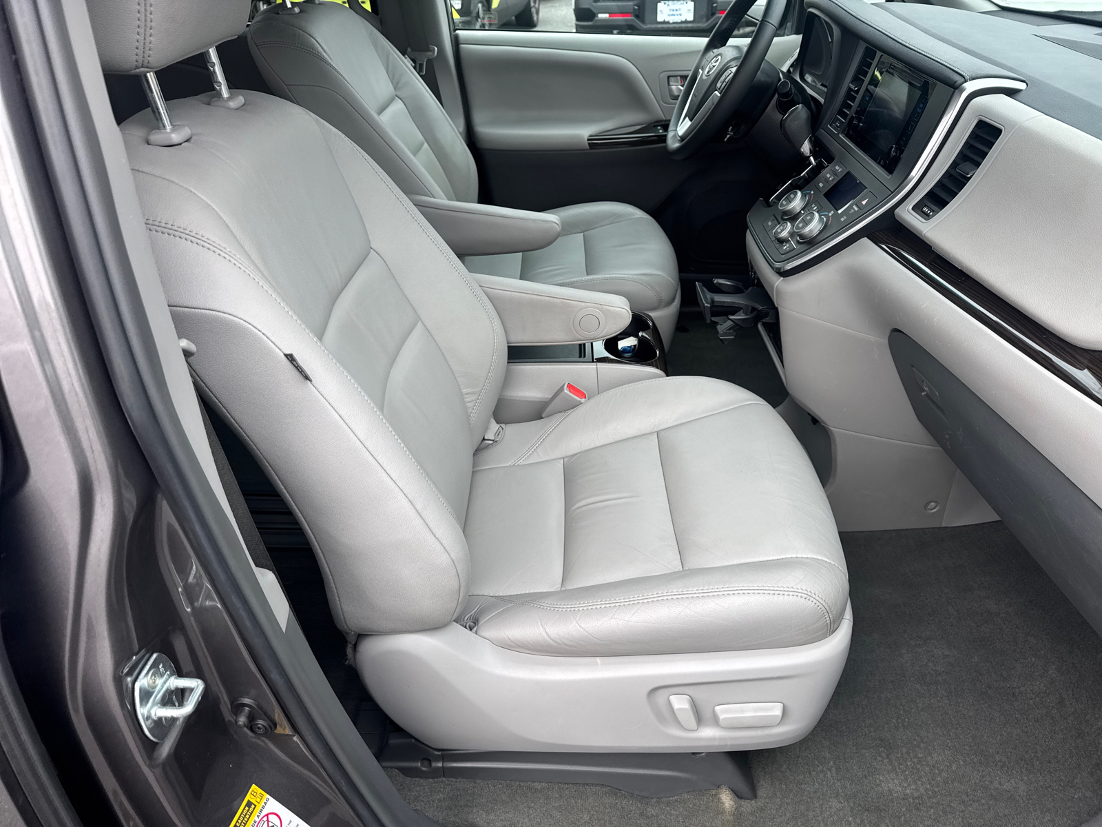 2016 Toyota Sienna XLE 14