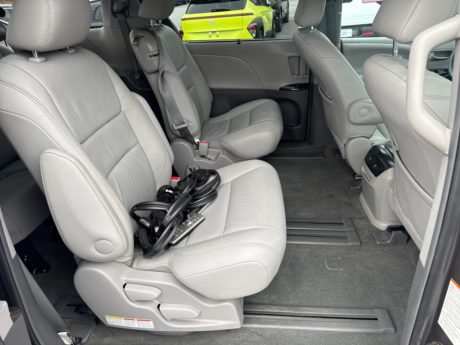 2016 Toyota Sienna XLE 16