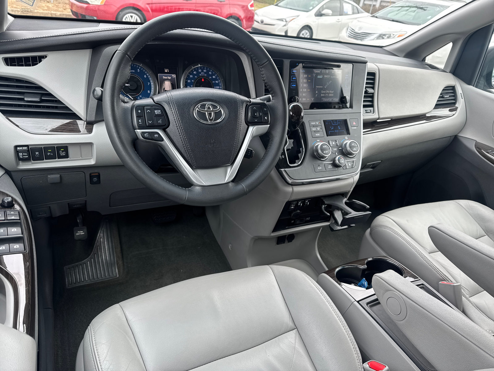 2016 Toyota Sienna XLE 21