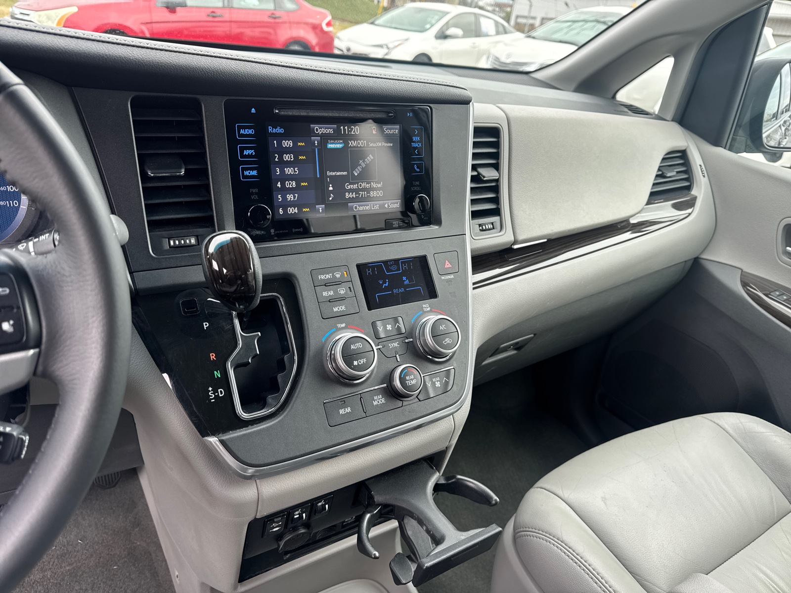 2016 Toyota Sienna XLE 28