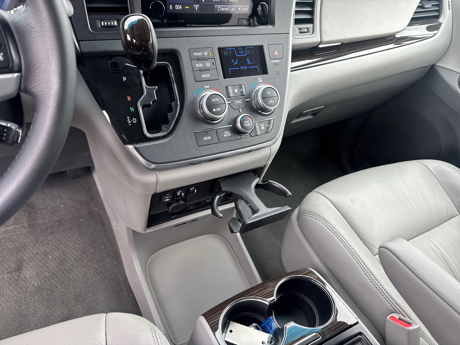 2016 Toyota Sienna XLE 29