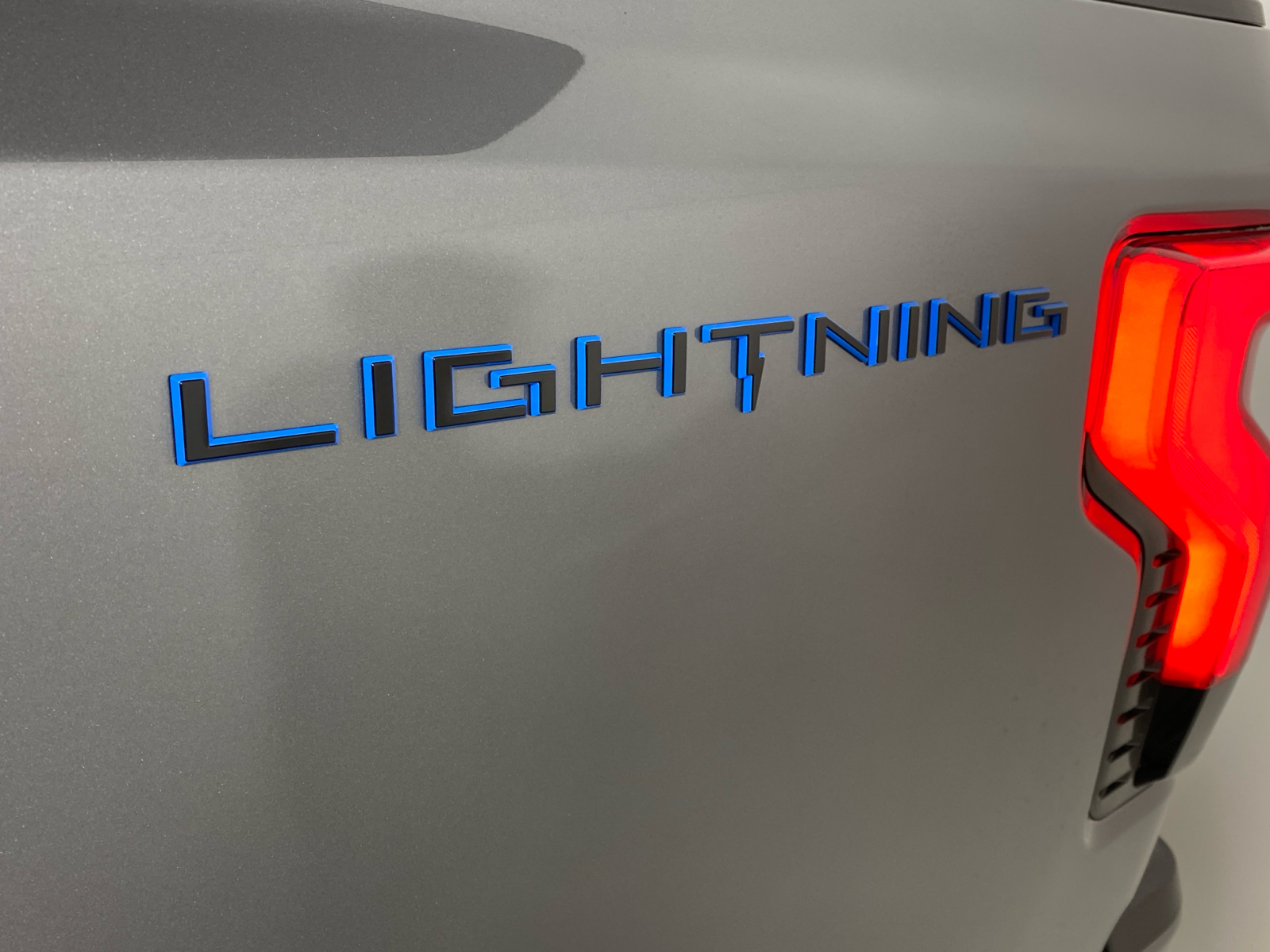 2023 Ford F-150 Lightning XLT 8