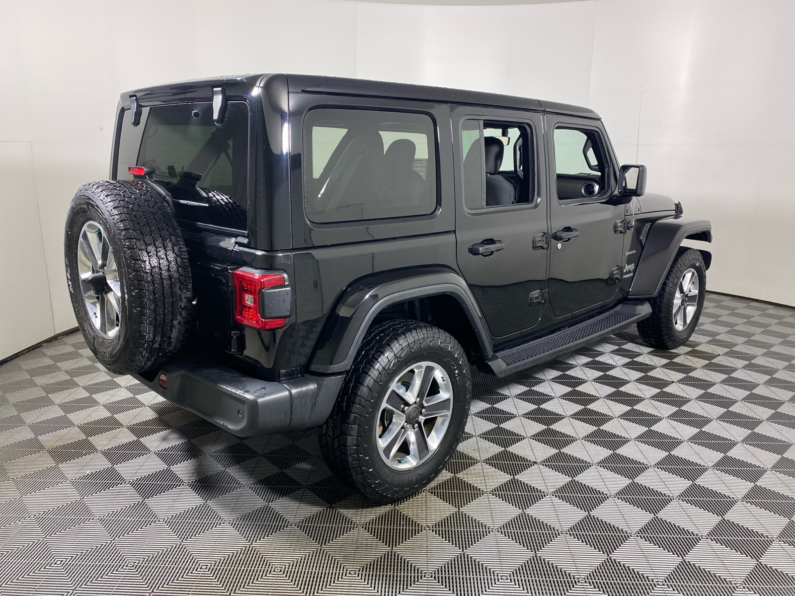 2018 Jeep Wrangler Unlimited Sahara 13