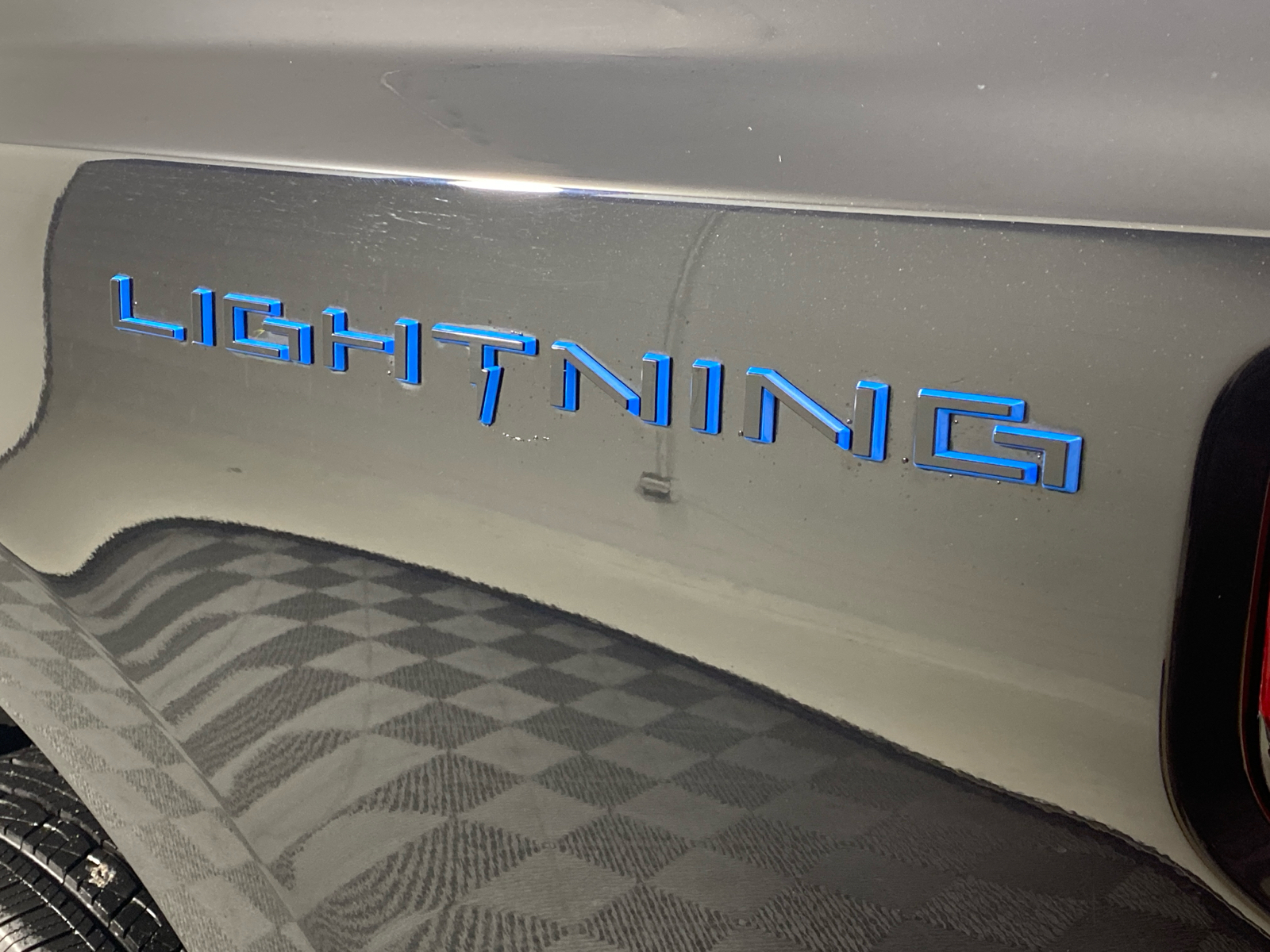 2022 Ford F-150 Lightning Lariat 9